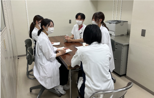 先輩薬剤師と一緒に振り返りの会を開き、日々の業務でわからないことなどを確認している様子です。